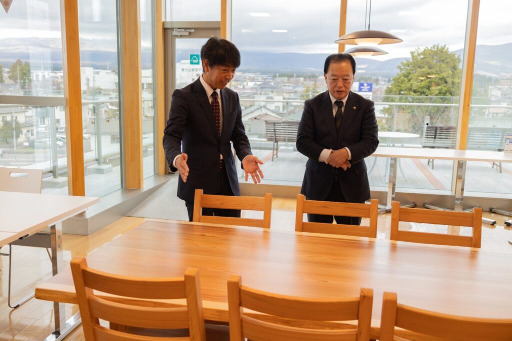 市役所東館4Ｆでの寄贈風景